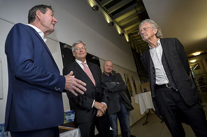 Peter Handke mit dem Griffner Bürgermeister, dem Kärntner Landeshauptmann und seinem Freund Valentin Hauser
