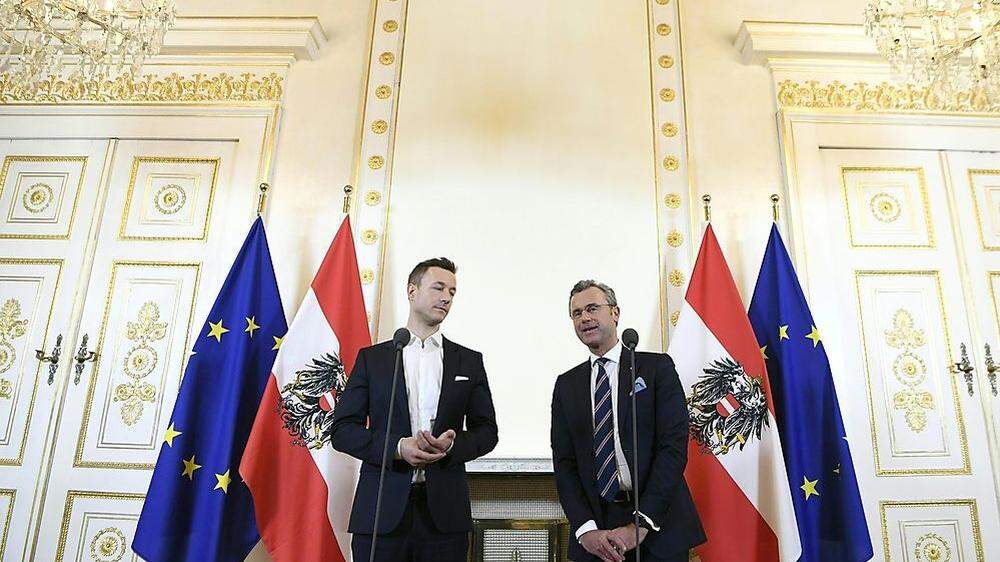 Die Minister Gernot Blümel (ÖVP) und Norbert Hofer (FPÖ) präsentieren die &quot;perfekte&quot; (Hofer) Lösung.
