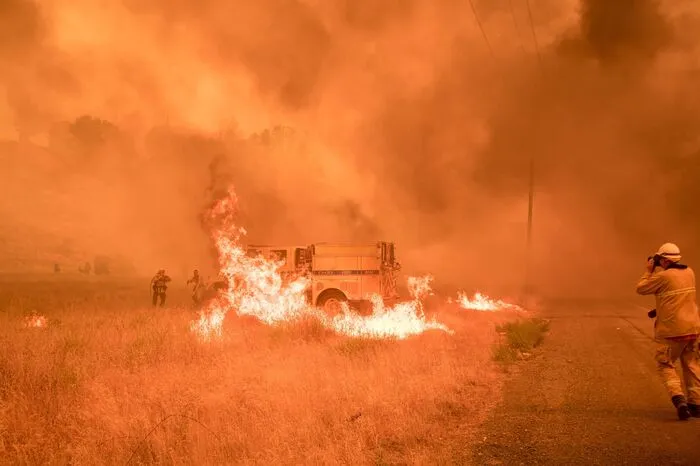 Drei große Brände hielten am Wochenende hunderte Feuerwehrleute in Atem.