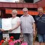 Von links: Regionalbüroleiterin Bettina Friedl, Hildegard Liebfahrt-Bischof, Hans Liebfahrt-Bischof und Hans Mokoru