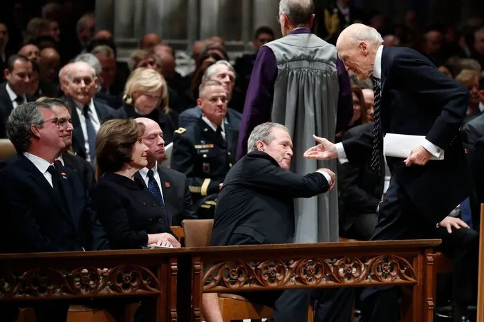 In der Nähe saßen auch der älteste Sohn des Verstorbenen, Ex-Präsident George W. Bush, und seine Frau Laura.