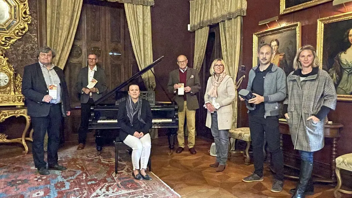 Schlossherr Andreas Bardeau (Mitte) und Verwalterin Sonja Skalnik (sitzend) präsentierten die neue Ausstellung (zum Zeitpunkt der Aufnahme waren alle Beteiligten negativ auf Covid-19 getestet)