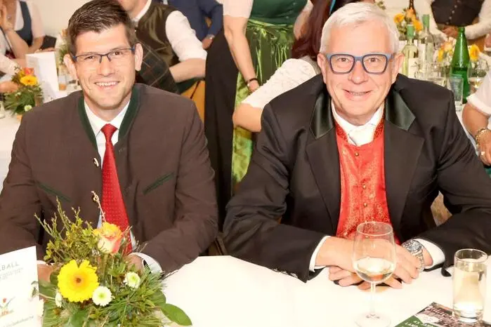 Im Ballgetümmel unter anderem gesichtet: Landeshauptmann-Stellvertreter Martin Gruber, HAK Althofen-Clusterleiter Hannes Scherzer (von links), LFS-Schuldirektorin-Stellvertreterin Gertrud Wastian, Stadtrat Philipp Strutz, Humanomed Althofen-Verwaltungsleiter Markus Terkl, Absolventenverbands-Obfrau Marianne Kienberger sowie Agrargemeinschaft Weißbergeralm-Obmann Walter Probst.