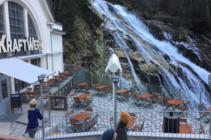 3. Das alte Kraftwerk dient nun als Hipstercafé, in dem zwischen alten (noch funktionierenden) Maschinen Kaffee und Suppe genossen werden kann.