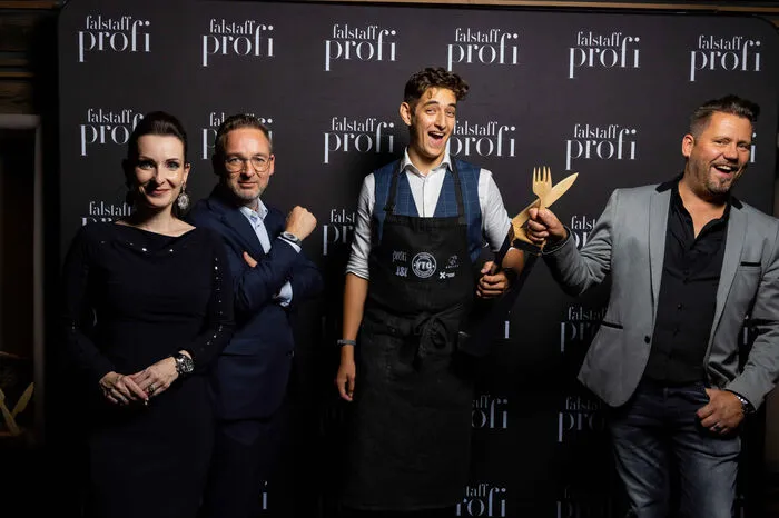 1. Platz Bar: Mike Süsser (TV-Star &amp; Moderator), Sebastian Aron Heindl (Tourismusschule Sankt Pölten), Heimo Jessenko (Geschäftsleitung Falstaff Profi), Alexandra Gorsche (Herausgeberin &amp; Geschäftsführerin Falstaff Profi)