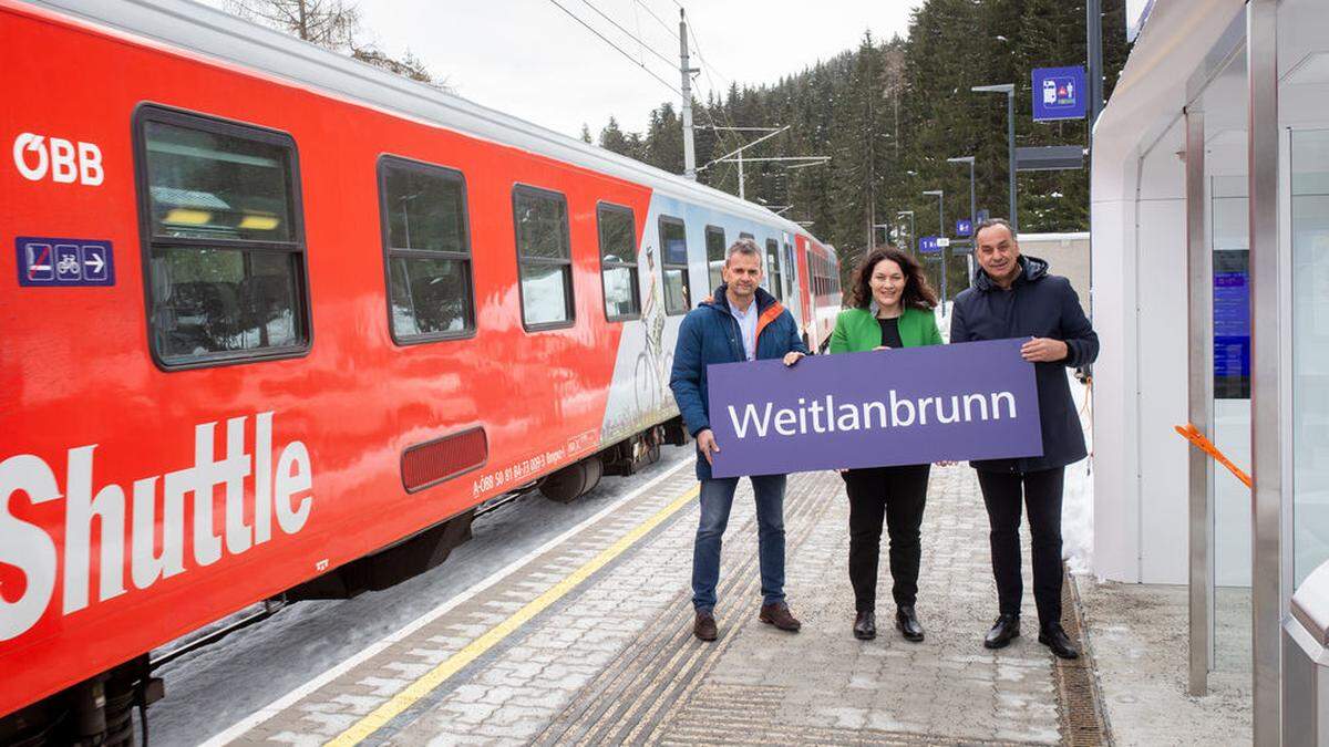 Haltestelle Weitlanbrunn. Franz Jank, Ingrid Felipe und Bürgermeister Hermann Mitteregger 