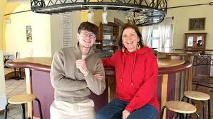 Eigentümerin Maria Proschek mit ihrem jüngsten Sohn Tobias Proschek, der derzeit noch in einer der Wohnungen im Obergeschoß lebt