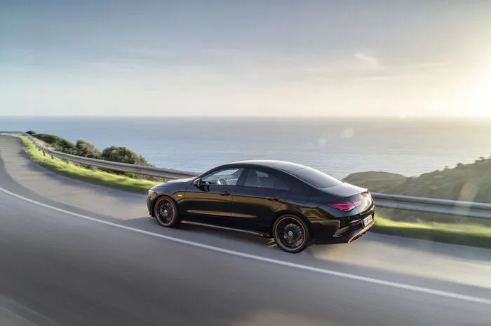 Auch fahrdynamisch soll der CLA das Versprechen seines Designs einlösen: Eine breite Spur trifft auf einen tiefen Schwerpunkt und soll die sportlichsten Fahreigenschaften unter Mercedes' Kompakten auf die Räder bringen. Auf Wunsch ist die aktive Verstelldämpfung erhältlich. Das Räderprogramm beginnt bei 16 und reicht bis 19 Zoll.
