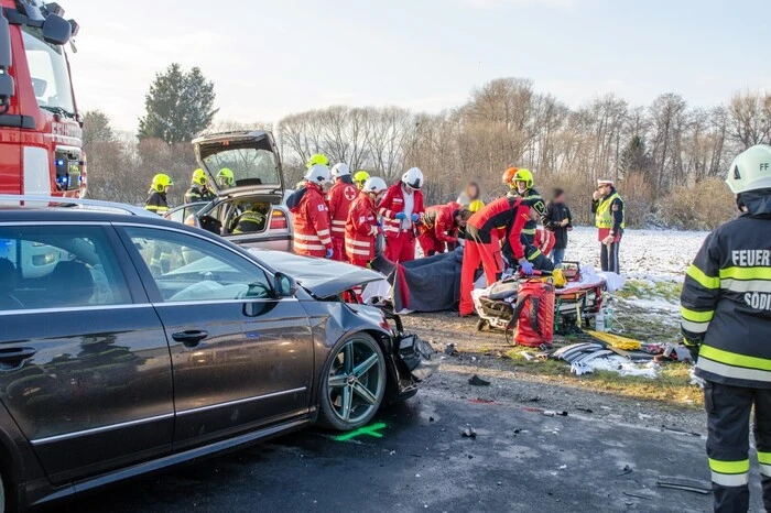 In einem Fahrzeug wurden Lenker und Beifahrerin schwer verletzt.
