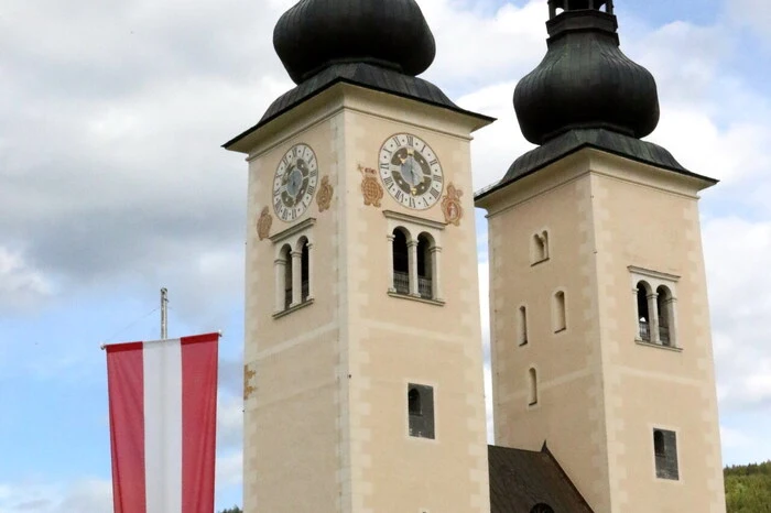 So bestand auch die Möglichkeit, erstmals einen Blick hinter den Hochaltar werfen.