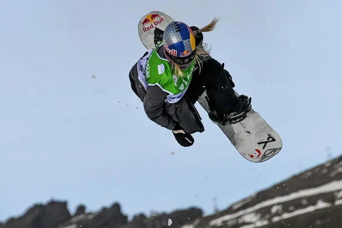 Snowboard: Für die zehn Bewerbe sind maximal 258 Aktive zugelassen, 26 pro Nation und 14 je Geschlecht. Österreich wird im Parallel-Riesentorlauf bei Damen und Herren und im Snowboard Cross der Herren mit dem Maximalkontingent von je vier Aktiven antreten, hinzu kommen die Teilnahmen am Snowboard Cross der Damen, sowie Big Air und Slopestyle bei beiden Geschlechtern. Im Halfpipe wird Österreich nicht vertreten sein. Im Bild: Anna Gasser
