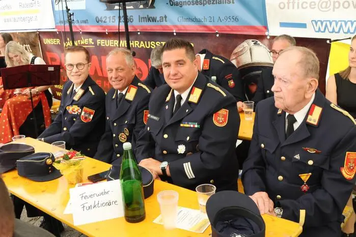 Fazit: Die FF Zweikirchen blickt nicht nur voller Stolz auf ihre Vergangenheit zurück, sondern auch mit Zuversicht in die Zukunft. Denn eines hat sich in einem Jahrhundert nicht verändert: Wenn Hilfe gebraucht wird, ist die Feuerwehr Zweikirchen zur Stelle.