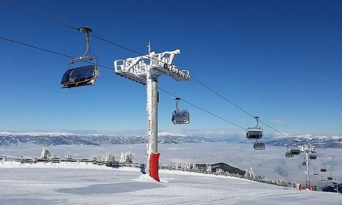 Fahrendes Aussichtsbankerl: Der Burgstallofenlift ist nach einem Sturmschaden wieder in Betrieb