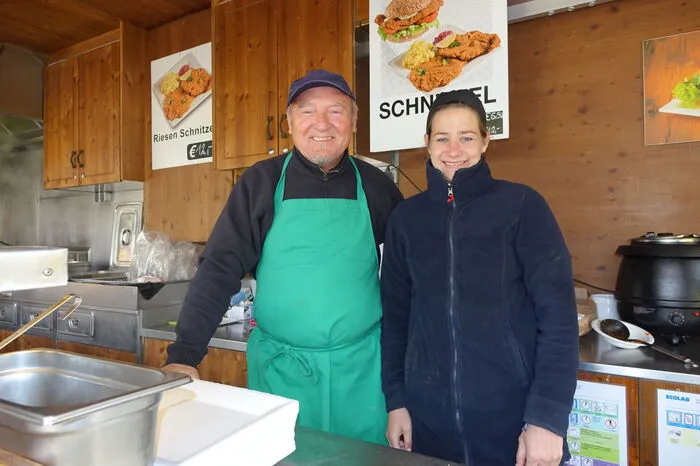 Mit Riesenschnitzel und Schnitzelsemmel werden die Rodeofreaks eine Hütte weiter „königlich“ angelockt - und es kommt an. Die Schlange beim Anstellen wird immer länger, während das Festzelt noch ziemlich leer ist. 