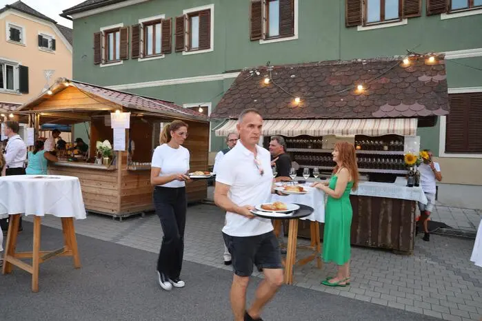 Die 16 Winzer präsentierten in den Dorfhütten ihre jüngsten Weine und die besonderen Spezialitäten aus den Weinkellern.