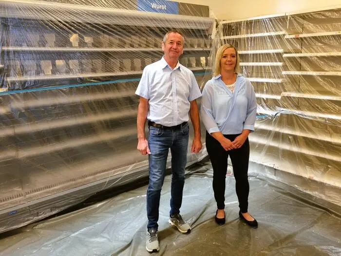 Kauffrau Iris Schneeweiss mit Neubergs Bürgermeister Peter Tautscher