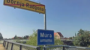 Die Brücke verbindet Bad Radkersburg (rechts hinten) und Gornja Radgona. Im täglichen Leben wird sie viel passiert