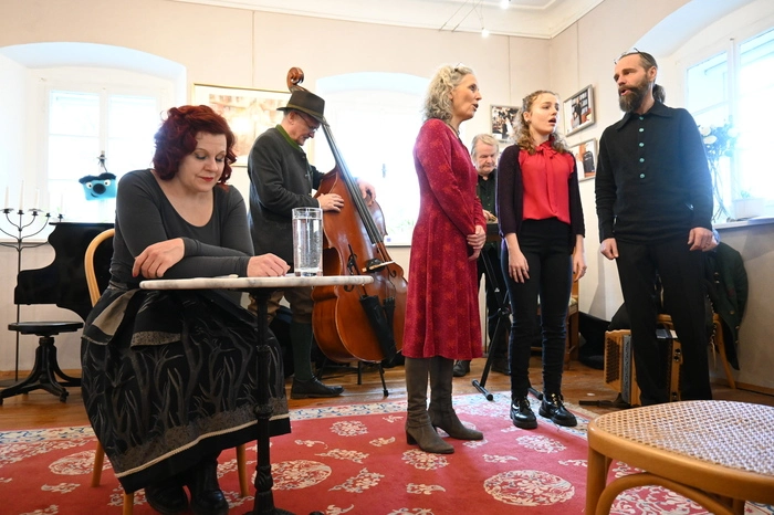 Das umfassende Programm wurde von den Kunstschaffenden „Familienterzett Paumgarten“, „Altsteirertrio Lemmerer“ sowie Dagmar Sickl gestaltet.