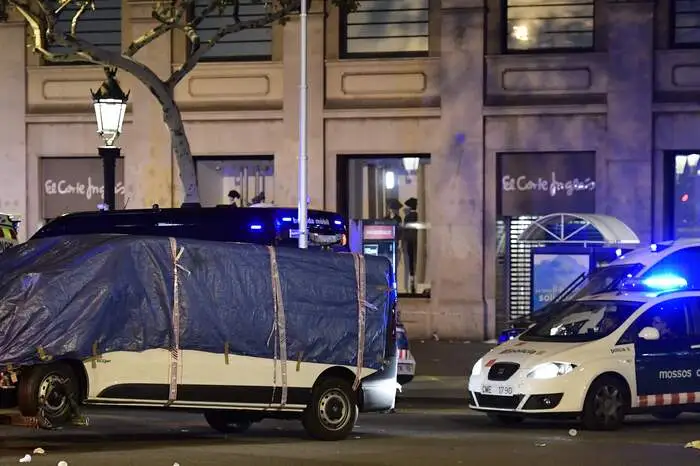 Zwei Männer wurden festgenommen, der Fahrer des Fahrzeugs befand sich in der Nacht auf Freitag aber weiterhin auf der Flucht.