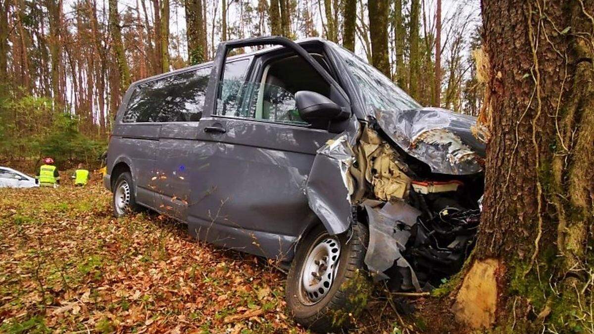 Der Kleintransporter wurde bei dem Unfall schwer beschädigt