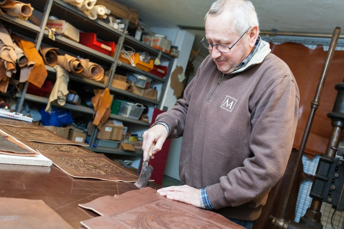 In mühevoller Handarbeit schaffen die Mitarbeiter wertvolle Einzelstücke aus Leder.