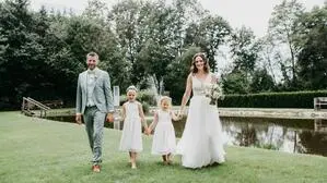 Melanie und Johannes Herneth feierten mit ihren Töchtern am See