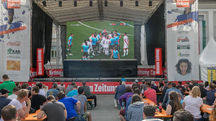 Klicken Sie sich durch die Fotos vom Public Viewing auf dem Neuen Platz.