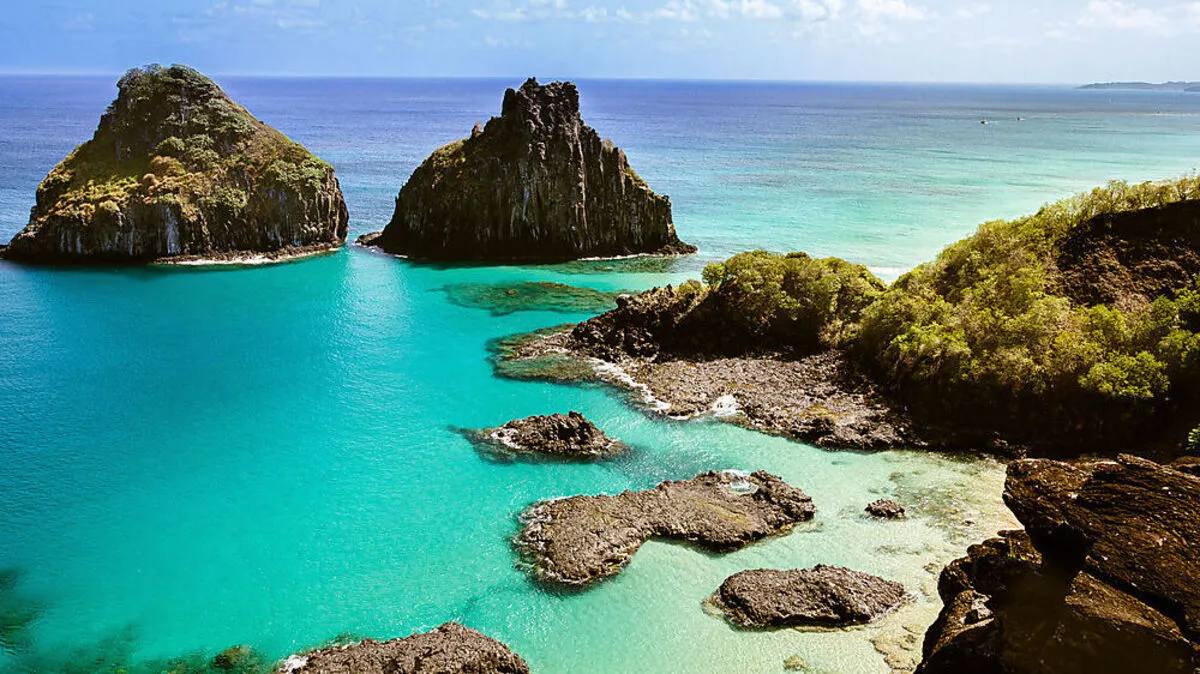 Die Insel Fernando de Noronha ist für ihre paradiesischen, unberührten Strände bekannt