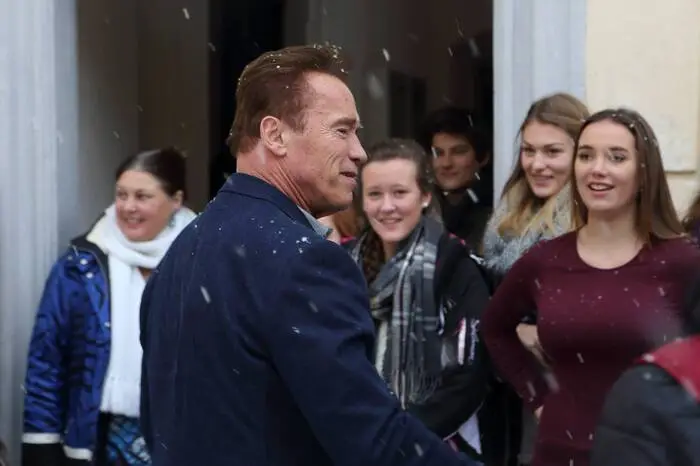 Am Dienstagvormittag überraschte der Weltstar mit einem Besuch im Stift Rein nördlich von Graz. Sehr zur Freude der Schüler des BG Rein, die ihn natürlich sofort erkannt hatten.