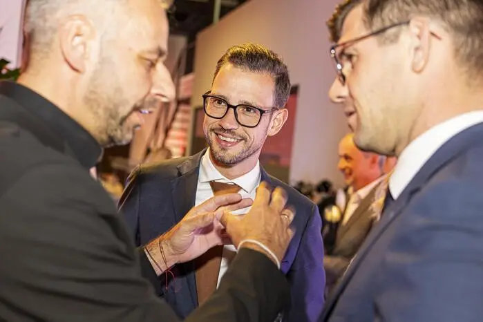 Kleine-Geschäftsleiter Oliver Bergauer im Gespräch mit Sebastian Schuschnig und Martin Gruber (beide ÖVP)