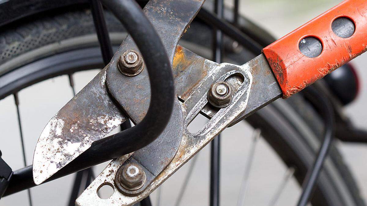 Mit einem Bolzenschneider trennten die Täter die Kabel durch (Sujetbild)