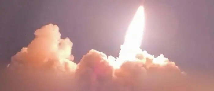 Dieser aus Videomaterial stammende Standbildausschnitt zeigt den Start einer Rakete von einem unbekannten Standort aus in Richtung US-amerikanischer Ziele in Jordanien, Kuwait und Bahrain.