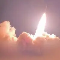 Dieser aus Videomaterial stammende Standbildausschnitt zeigt den Start einer Rakete von einem unbekannten Standort aus in Richtung US-amerikanischer Ziele in Jordanien, Kuwait und Bahrain.