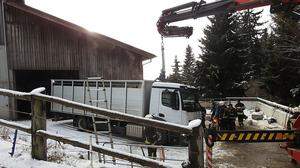 Mit dem Kran wurde der Lkw angehoben