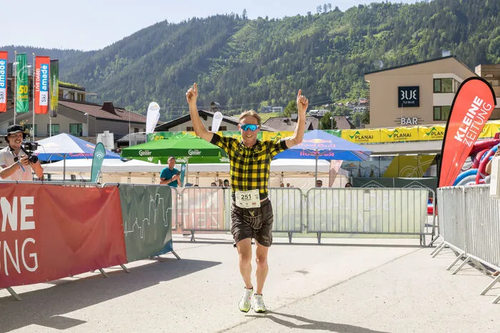 Zieleinlauf des Siegers Christian Hoffmann, er schaffte die Runde in 32:06 Minuten