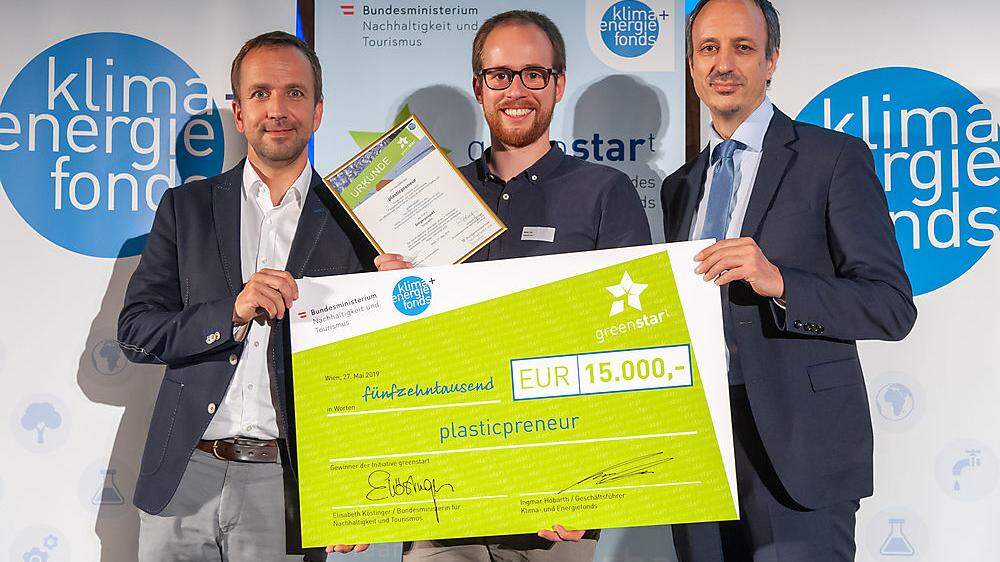 Greenstart-Sieger Sören Lex (plasticpreneur) mit Christoph Wolfsegger (Klima- und Energiefonds) und Jürgen Schneider (Bundesministerium für Nachhaltigkeit und Tourismus)
