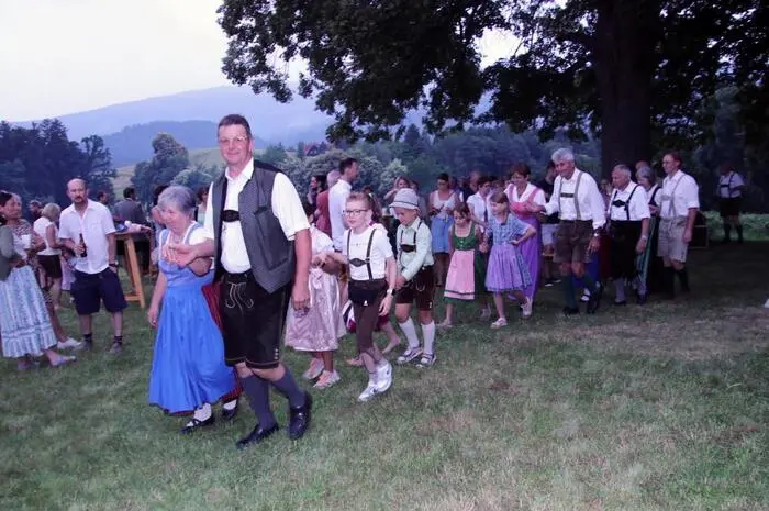 Im Anschluss wurde am Kirch-Vorplatz unter den mächtigen Linden gesungen, getanzt und Sprüche vorgetragen.
