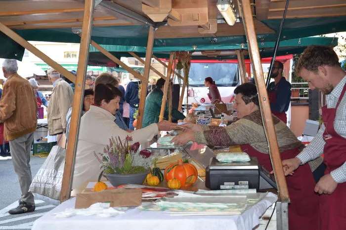 In den Anfängen wurden die Produkte auf Tischen und ohne Kühlung im Rathaussaal verkauft. Nach 30 Jahren ist der Bauernmarkt ein Erfolgsmodell, das von über 20 Direktvermarktern getragen wird.