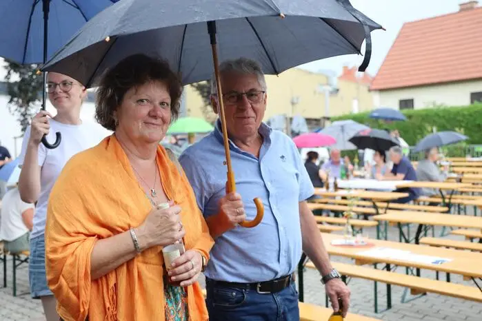 Gestartet wurde unter freiem Himmel und bei eintretendem Regen übersiedelte die Musikkapelle mit den Gästen in die Kulturwerkstätte