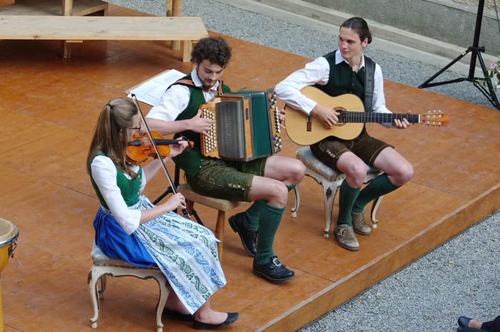 Aus Gröbming kam die Gastgruppe "Appa" mit Gerit Ackerl und Clemens und Paul Peyrer, die stürmischen Applaus erhielt.