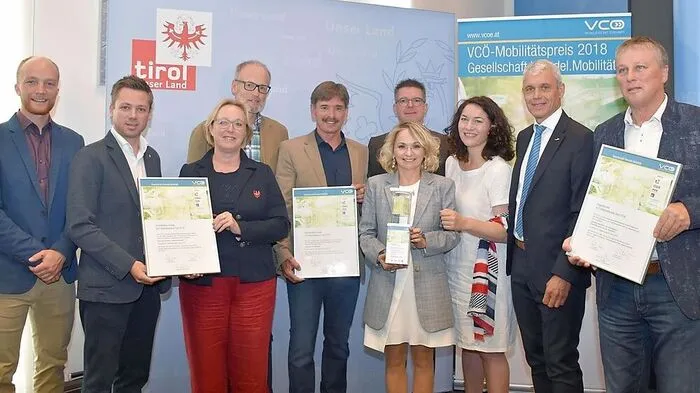 Die Gewinner des VCÖ-Mobilitätspreises: Michael Schwendinger (VCÖ), Florian Phleps, Katleen Johne (Tirol Werbung), Albert Pichler, Dietmar Ruggenthaler, Elisabeth Blanik , Jürgen Hanser, Ingrid Felipe, Wolfram Gehri (ÖBB-Postbus Regionalmanager) und Josef Mair