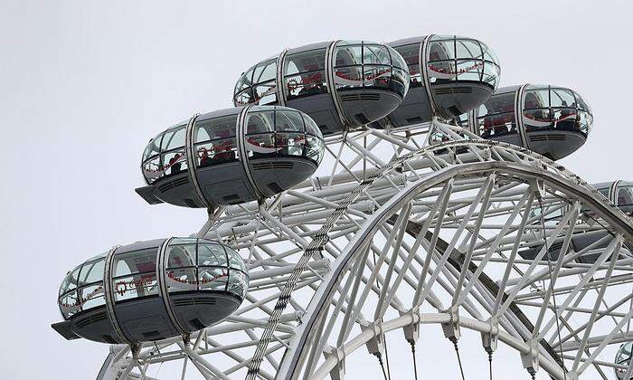 Das weltberühmte Riesenrad "London Eye" ist nach mutmaßlichen Terroranschlägen vor dem britischen Parlament zeitweise angehalten worden. Die Menschen saßen in den Kabinen fest, wie die Betreiber der Attraktion auf Twitter mitteilten. Man habe in ständigem Kontakt mit den Gästen gestanden, hieß es