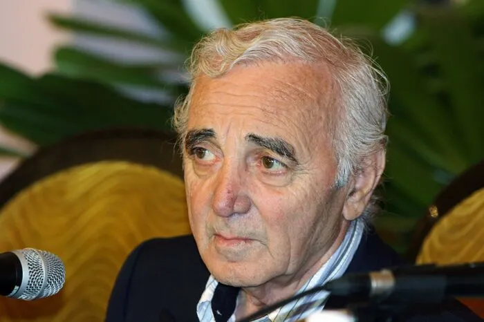 Aznavour war mit Liedern wie "La Boheme" zu einem Weltstar des französischen Chansons geworden. In seiner mehr als 70-jährigen Karriere hat er über 1300 Chansons komponiert, mehr als 180 Millionen Platten weltweit verkauft und in mehr als 60 Filmen mitgewirkt. Er wurde 94 Jahre alt.
