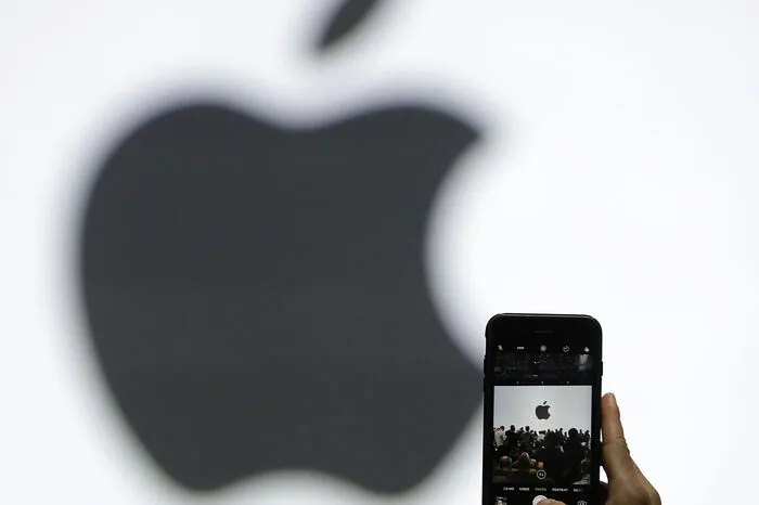 2011 hatte die Wettbewerbsbehörde bereits Ermittlungen wegen Verträgen zum Absatz von E-Books eingeleitet, die Apple mit fünf internationalen Verlagen unterhielt. Der iPad-Erfinder lenkte ein, so dass das Verfahren eingestellt wurde.