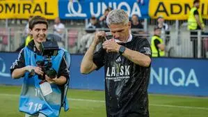 Am Ende kassierte Kühbauer neben Ruhm auch noch eine Bierdusche