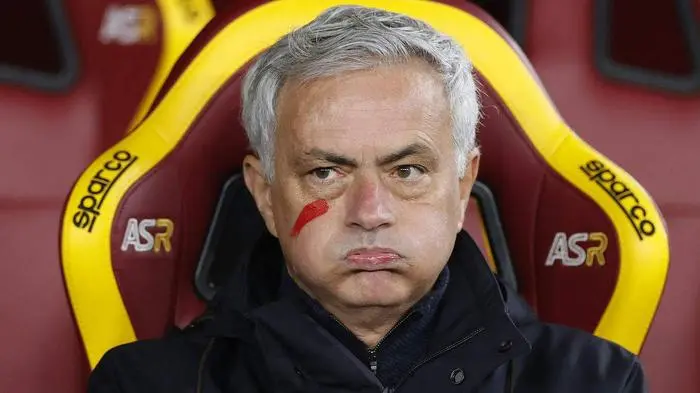 
Auch die Wange von AS-Roma-Coach Jose Mourinho zierte ein roter Strich