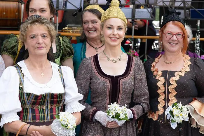 Silvia Schneider mit Goldhaube