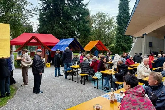 Zahlreiche Besucherinnen und Besucher folgten der Einladung und unterstützten damit gleichzeitig einen guten Zweck. Für die musikalische Unterhaltung sorgten die „Hüttenmusi“ sowie die „Kunstosi“, die mit schwungvollen Klängen das Publikum begeisterten.