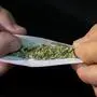 Ein Mann mit einer Cannabis-Zigarette | Seit Ende September soll das Cannabis-Geschäft gelaufen sein (Symbolfoto)