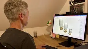 Christian Krammer entwickelt seine steiraFORM-Lampen am Computer selbst – vom digitalen Entwurf bis zum Schirm aus dem 3D-Drucker